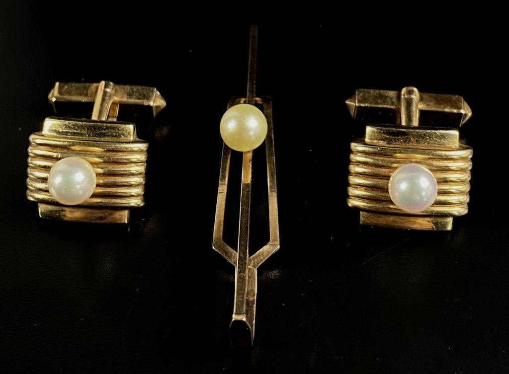 Appraisal: k Gold Pearl Cufflinks k Pearl Tie ClipCufflinks weight g