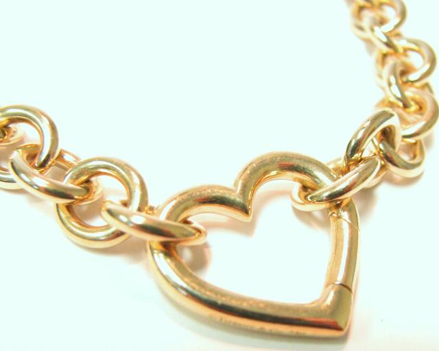 Appraisal: An K yellow gold oval link open heart shape necklace