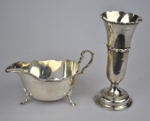 Appraisal: A silver sauce boat on pad feet London to w