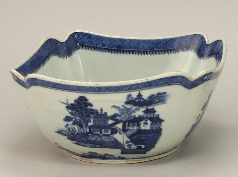 Appraisal: BLUE AND WHITE CHINESE EXPORT NANKING PORCELAIN BOWL Mid- th