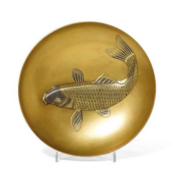 Appraisal: SCHALE MIT KOI Japan Meiji-Periode D cm Gold- und Rotlack