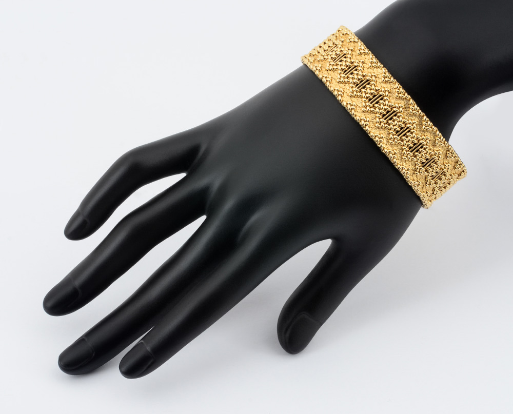 Appraisal: K YELLOW GOLD MESH BRACELET An intriguing pattern of bars