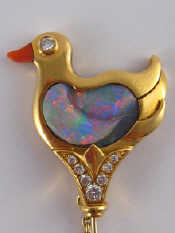 Appraisal: A fine carat gold brooch designed as a duck with