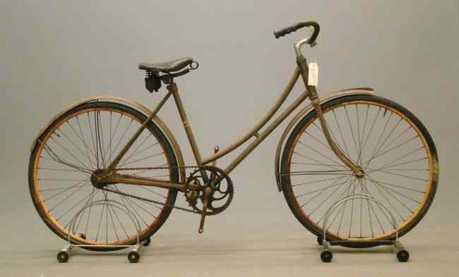 Appraisal: c 's Roadmaster female light weight bicycle Missing pedals Fair