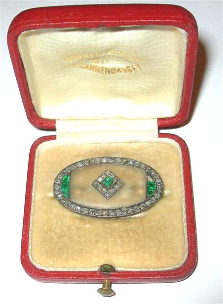 Appraisal: An Edwardian oval multi-gem set brooch millegrain collet set to