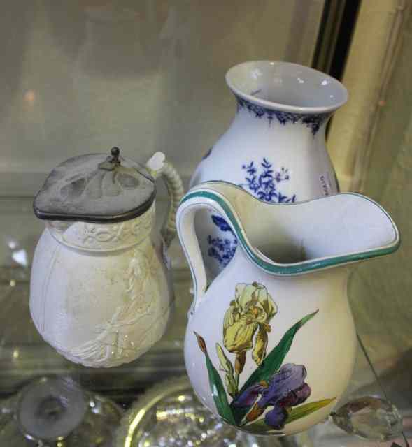 Appraisal: A WORCESTER BLUE AND WHITE VASE with floral decoration together