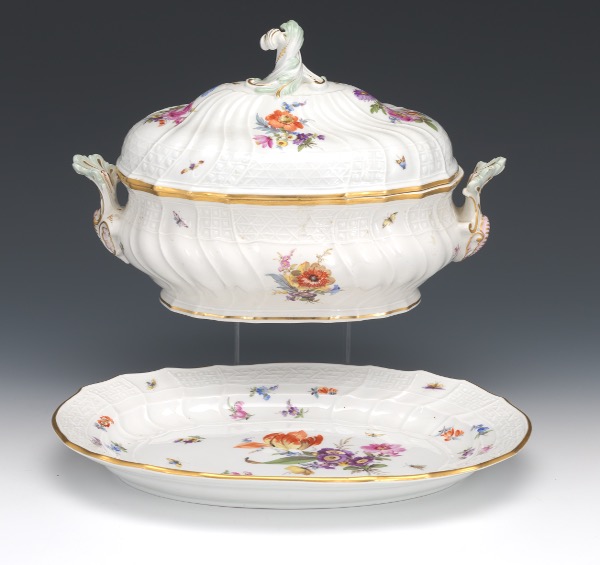 Appraisal: MEISSEN LIDDED TUREEN WITHE UNDERPLATE Oval porcelain tureen with fitted