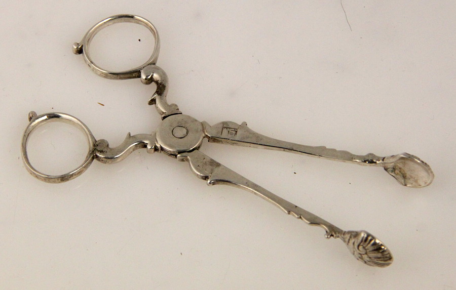 Appraisal: A pair of Georgian silver sugar tongs maker's mark only