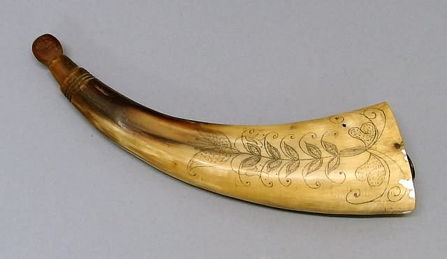 Appraisal: Small powder horn in length that exhibits Pennsylvania Dutch tulip