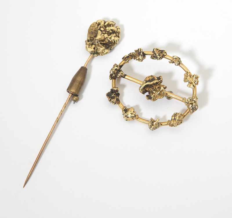 Appraisal: Two gold nugget pins Tested between - K gold set