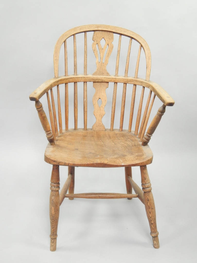 Appraisal: A thC elm and beech Windsor chair with pierced shaped