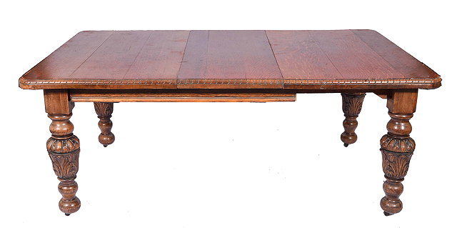 Appraisal: A VICTORIAN OAK EXTENDING DINING TABLE with two additional leaves