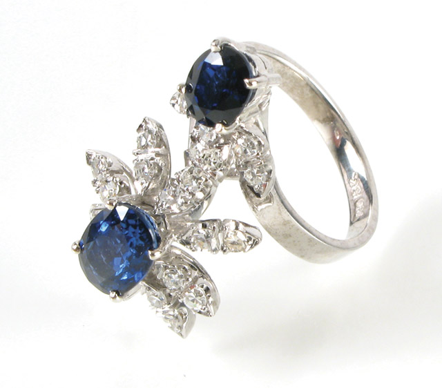 Appraisal: SAPPHIRE AND EIGHTEEN KARAT GOLD RING set with a pair