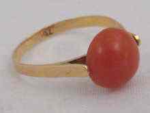 Appraisal: A yellow metal tests carat gold cabochon coral ring the