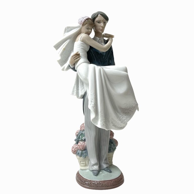 Appraisal: Lladro Porcelain Bride Groom Figurine Lladro Porcelain Bride Groom Figurine