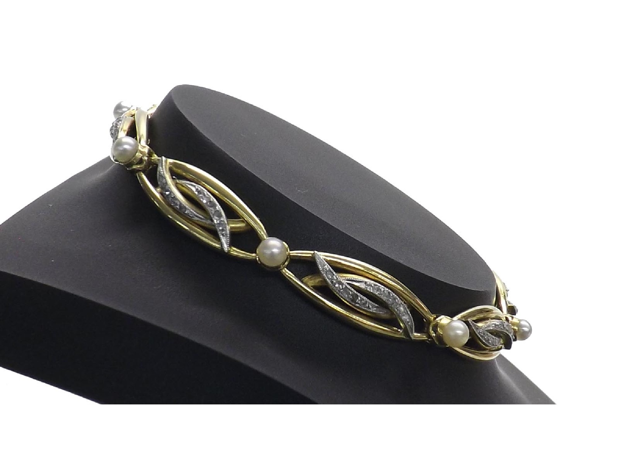 Appraisal: ct yellow gold bracelet the entwined oval link set with