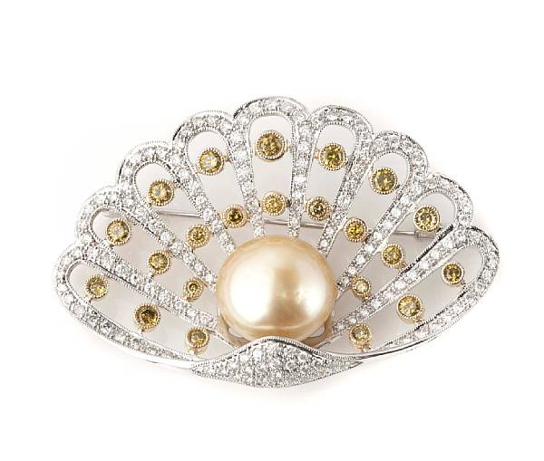 Appraisal: A diamond colored diamond cultured pearl and k gold shell