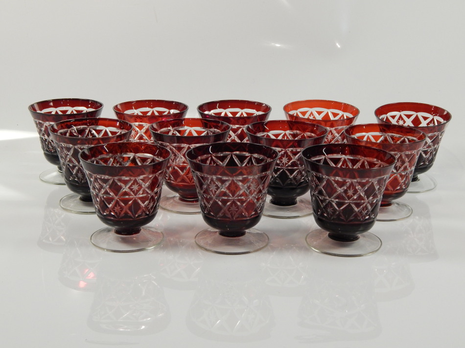 Appraisal: A set of twelve ruby flashed Sundae dishes each on