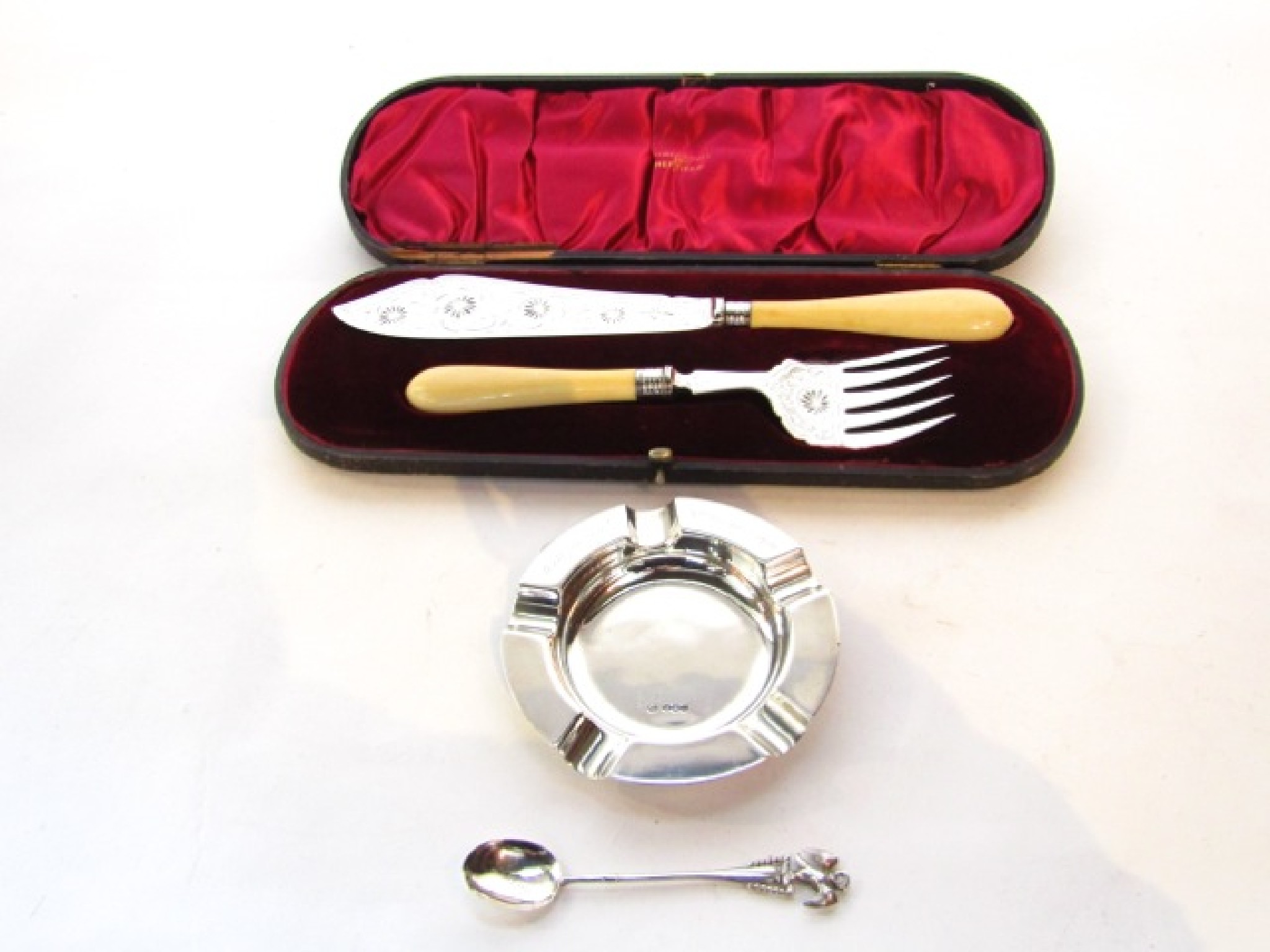 Appraisal: A cased Edwardian silver fish server set Walker Hall Sheffield