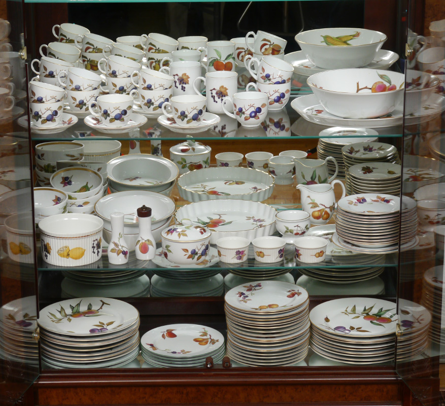 Appraisal: ROYAL WORCESTER EVESHAM CHINA pieces approx Evesham pattern to include