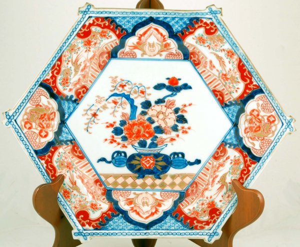 Appraisal: A Japanese Imari porcelain tray Hexagonal in shape Center floral