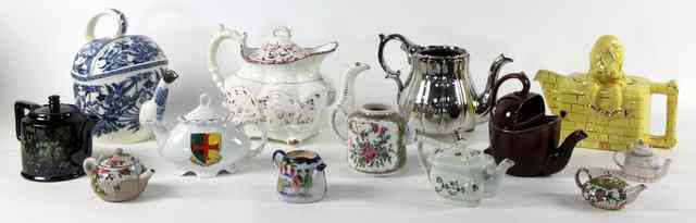 Appraisal: A quantity of ceramic novelty teapots