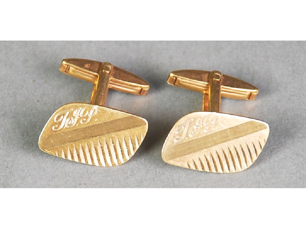 Appraisal: PAIR OF ct GOLD ENGRAVED CUFFLINKS with 'T' bar fastener