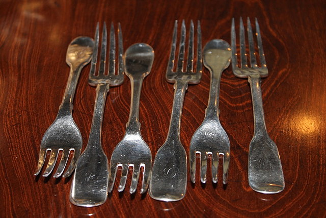 Appraisal: A SET OF SIX SILVER OLD ENGLISH PATTERN DINNER FORKS