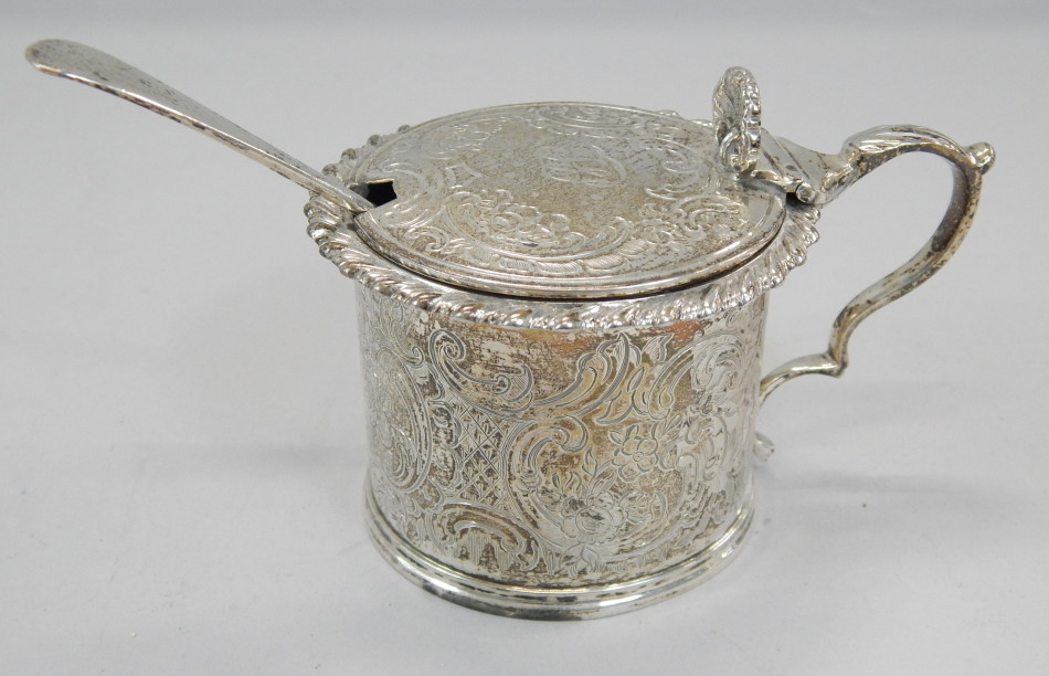 Appraisal: A Victorian silver drum shaped mustard pot with scrolls etc