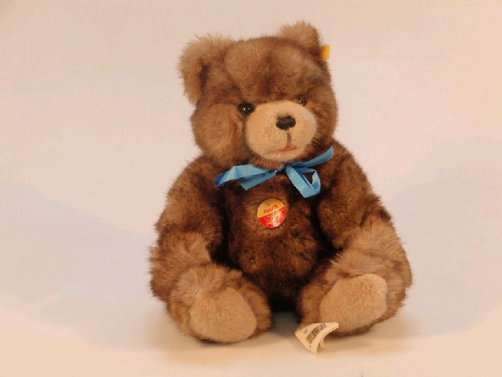 Appraisal: A modern Steiff Knuffi bear with a blue ribbon cm