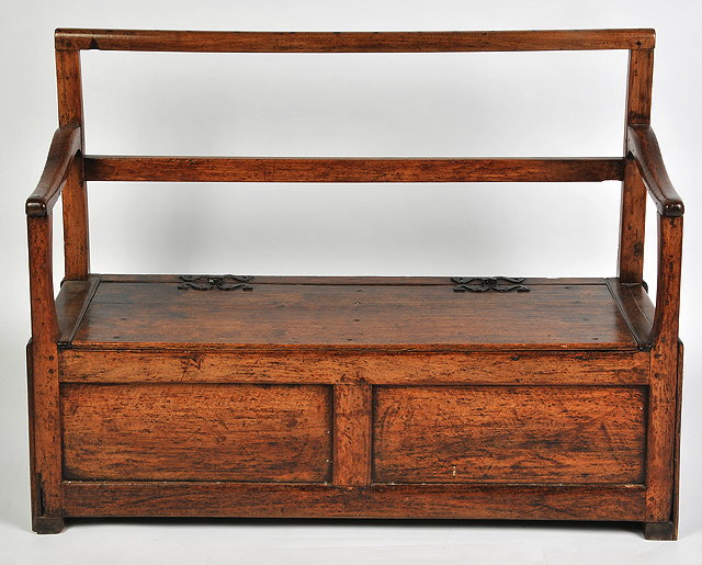 Appraisal: A TH CENTURY OAK SETTLE with open back and arms