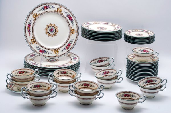 Appraisal: Set of circa Wedgwood dinner service for eight pieces pattern