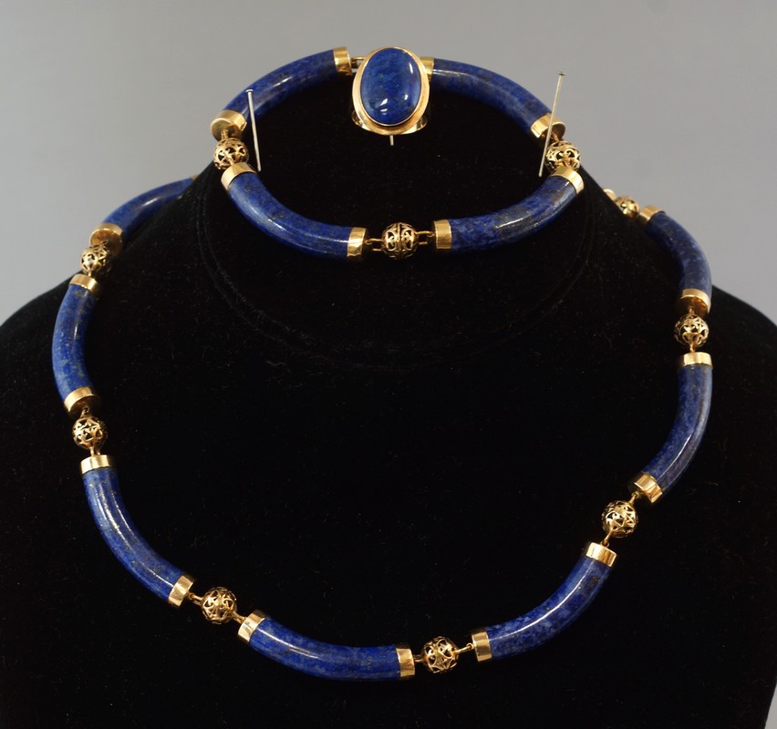 Appraisal: k Yellow Gold Lapis Lazuli Parure consisting of a necklace