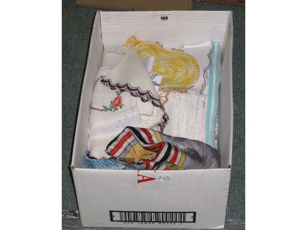 Appraisal: Box of linen