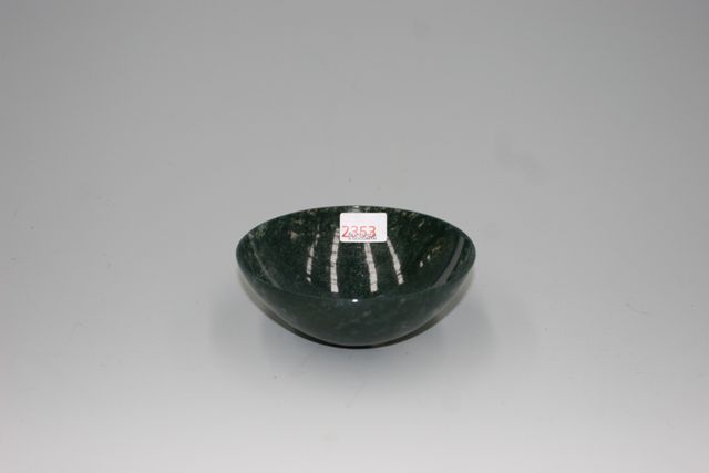 Appraisal: A bowl carved from a single piece of moss agate