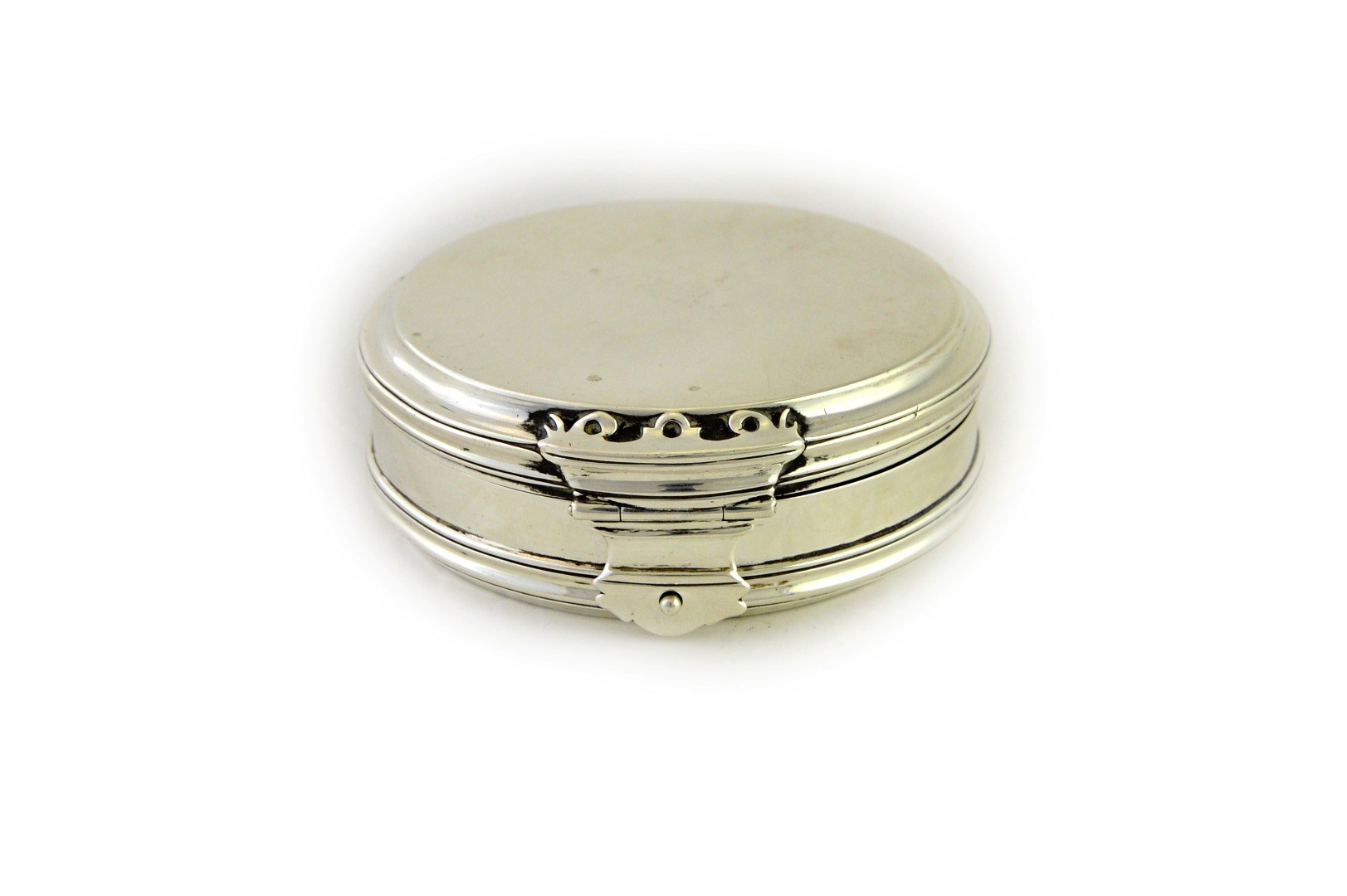 Appraisal: A silver circular hinge lidded box decorated with reeded bands