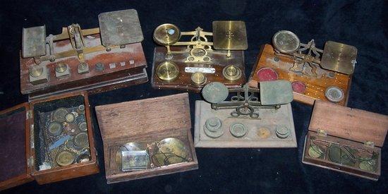 Appraisal: A set of postage scales and weights cm wide and