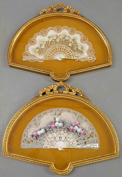 Appraisal: - Pair of Victorian mother-of-pearl and lace ladies fans with