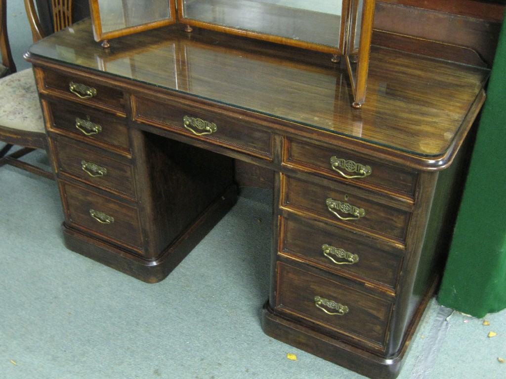 Appraisal: Edwardian kneehole writing desk