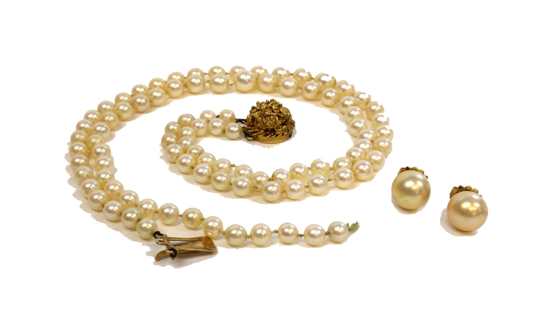 Appraisal: A two row necklace of graduated cultured pearls on a