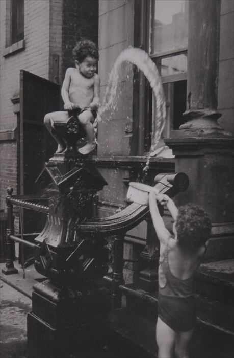 Appraisal: HELEN LEVITT - UNTITLED KIDS SPLASHING WATER Gelatin silver print