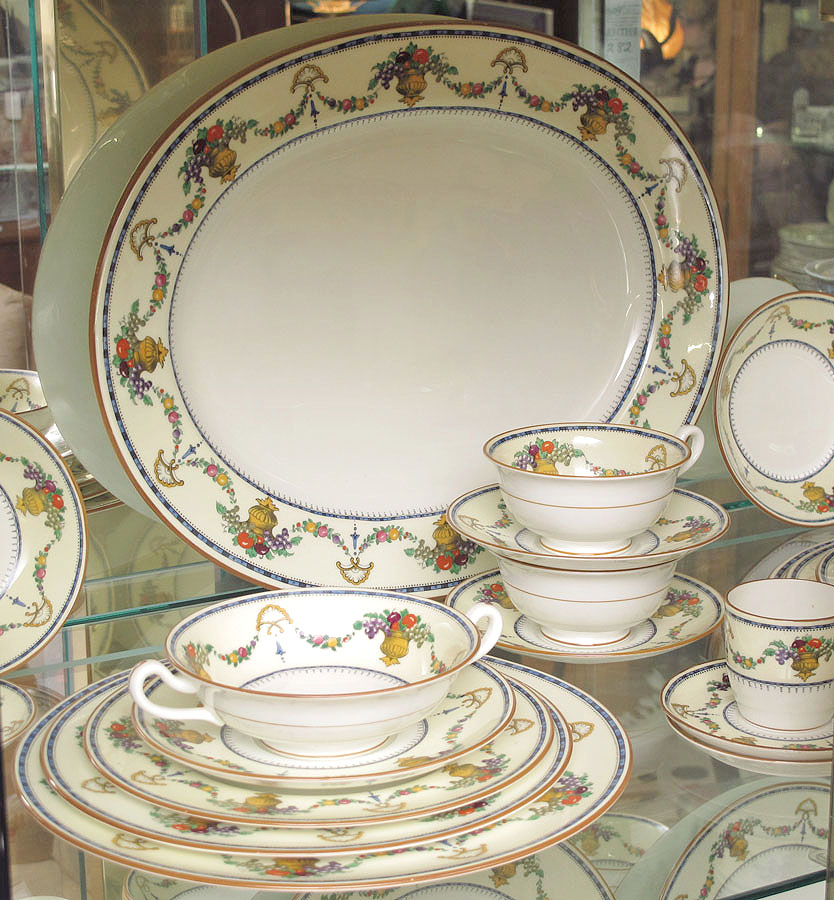 Appraisal: CAULDON ENGLISH FINE CHINA IN THE ''MALVERNE'' PATTERN Approx pieces