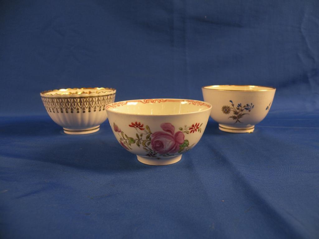 Appraisal: An thC Caughley tea bowl of fluted form with a