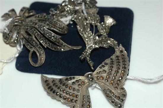 Appraisal: A BAG OF ASSORTED MARCASITE JEWELLERY INCLUDING BROOCHES AND EARRINGS