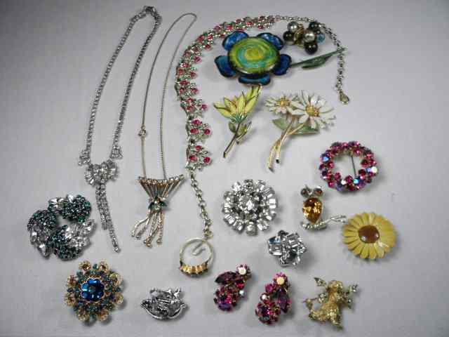 Appraisal: Tray lot of costume jewelry including pairs of earrings brooches