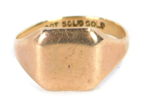 Appraisal: A gents signet ring with a plain square ring head