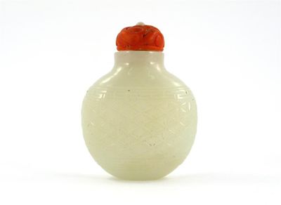 Appraisal: A Chinese jade snuff bottle carved with a tied patterned