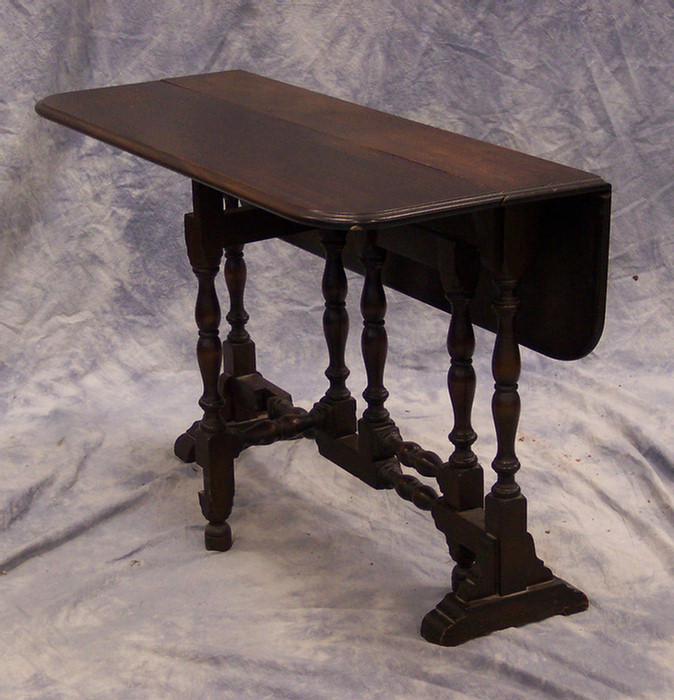 Appraisal: Mahogany gateleg trestle table narrow top leaves h l th