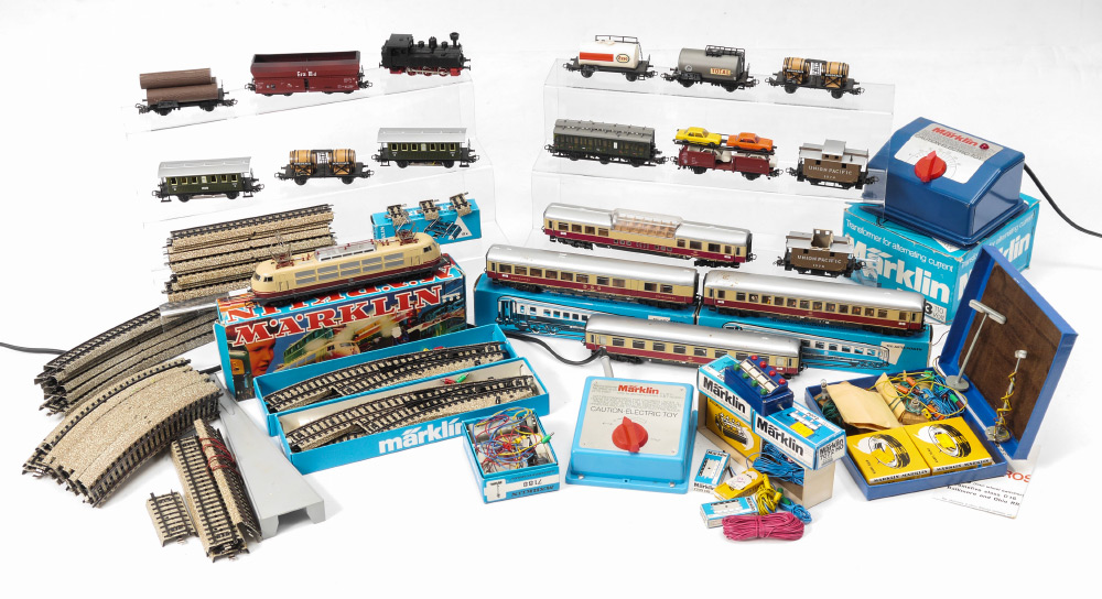 Appraisal: COLLECTION OF MARKLIN HO TRAINS ACCESSORIES Cars with original boxes