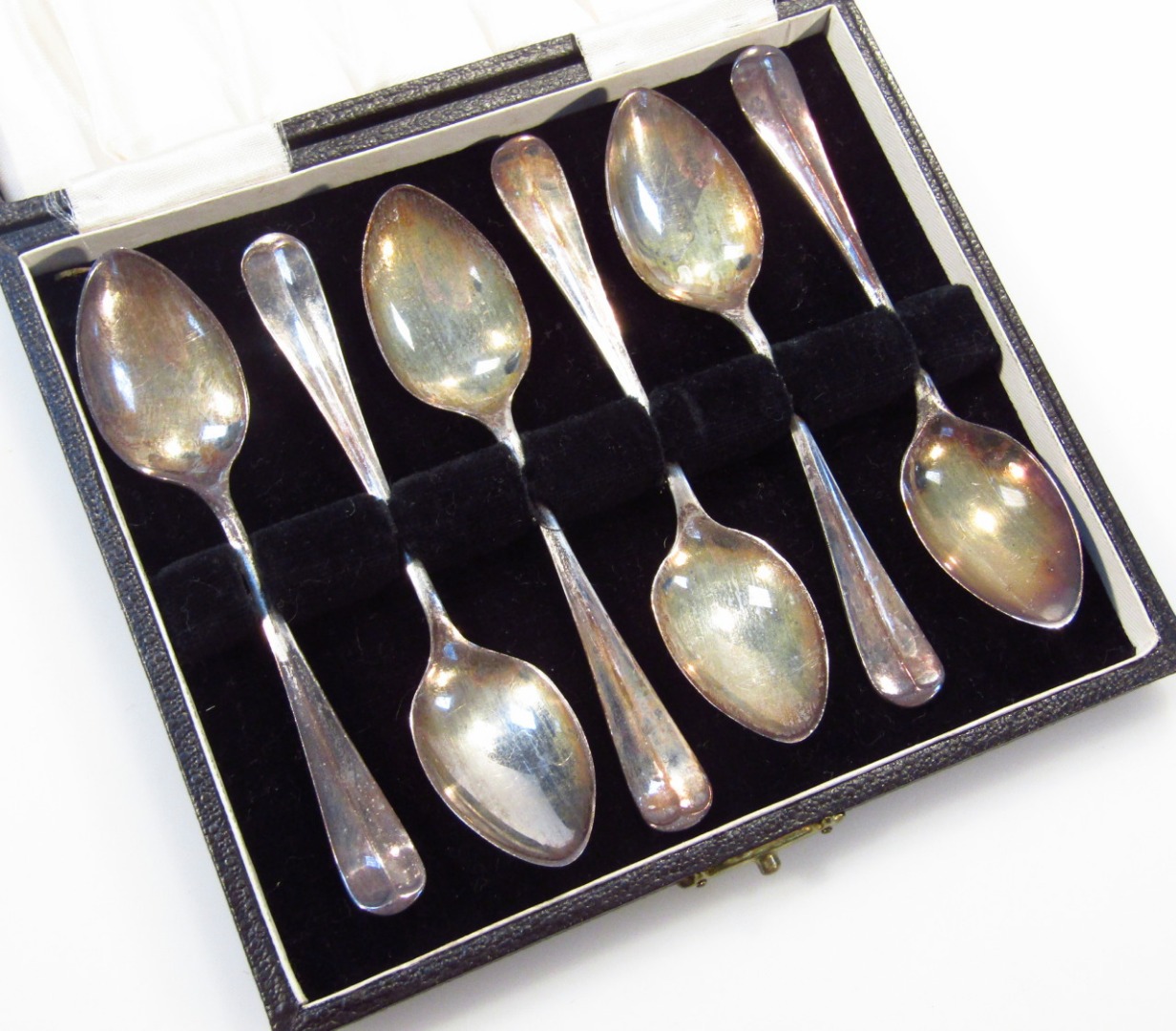 Appraisal: A cased set of George V silver teaspoons with shaped